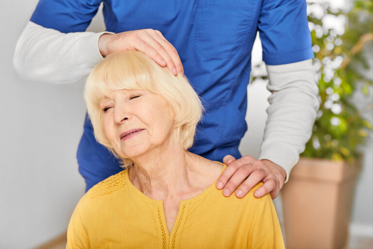 Osteopatia dla seniorów – w czym może pomóc?